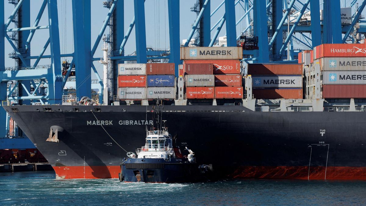 Útoky omezily lodní dopravu v Rudém moři, Maersk tudy už nepopluje